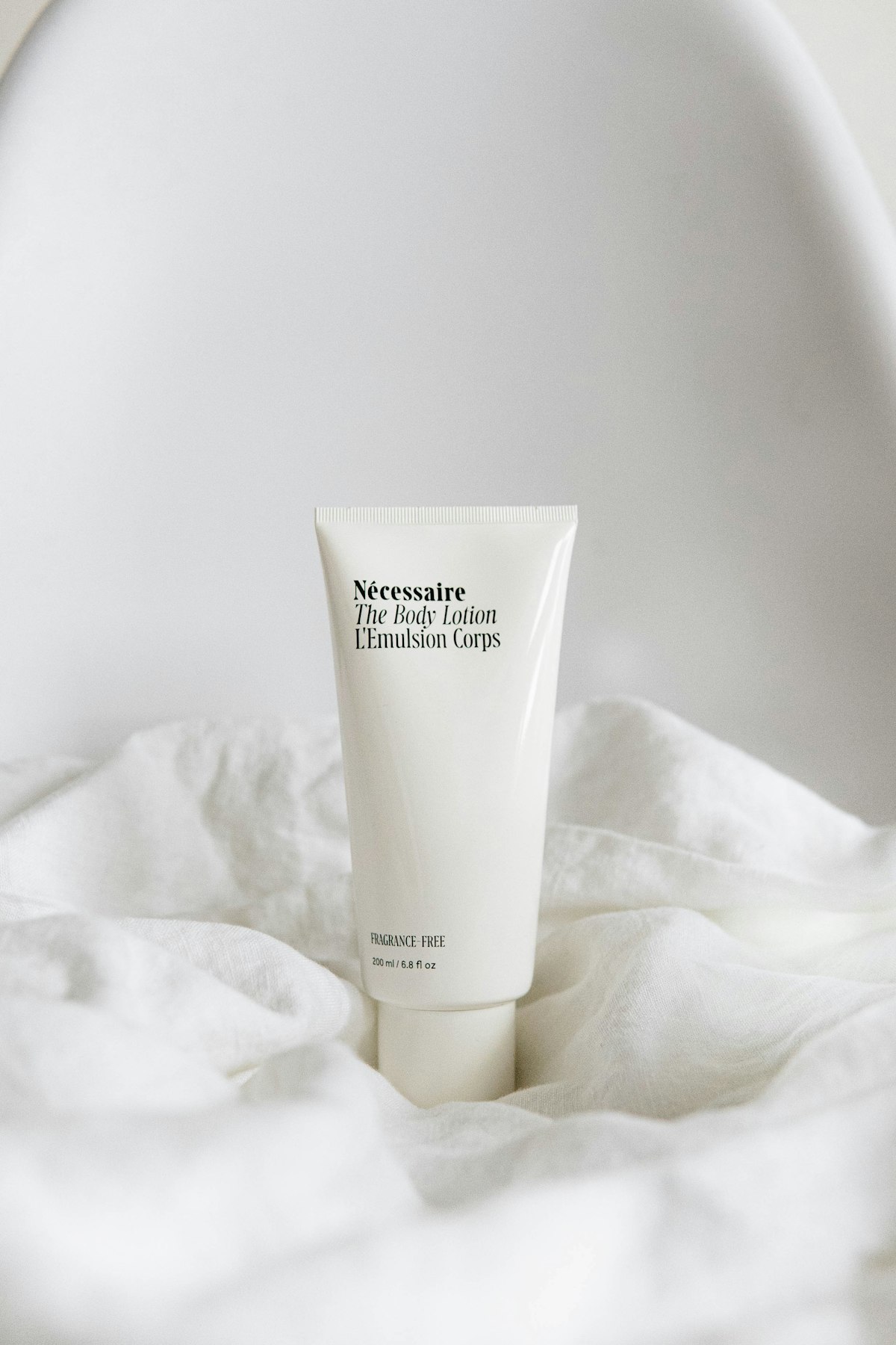 A smooth skin texture representing niacinamide's pore-minimising effect